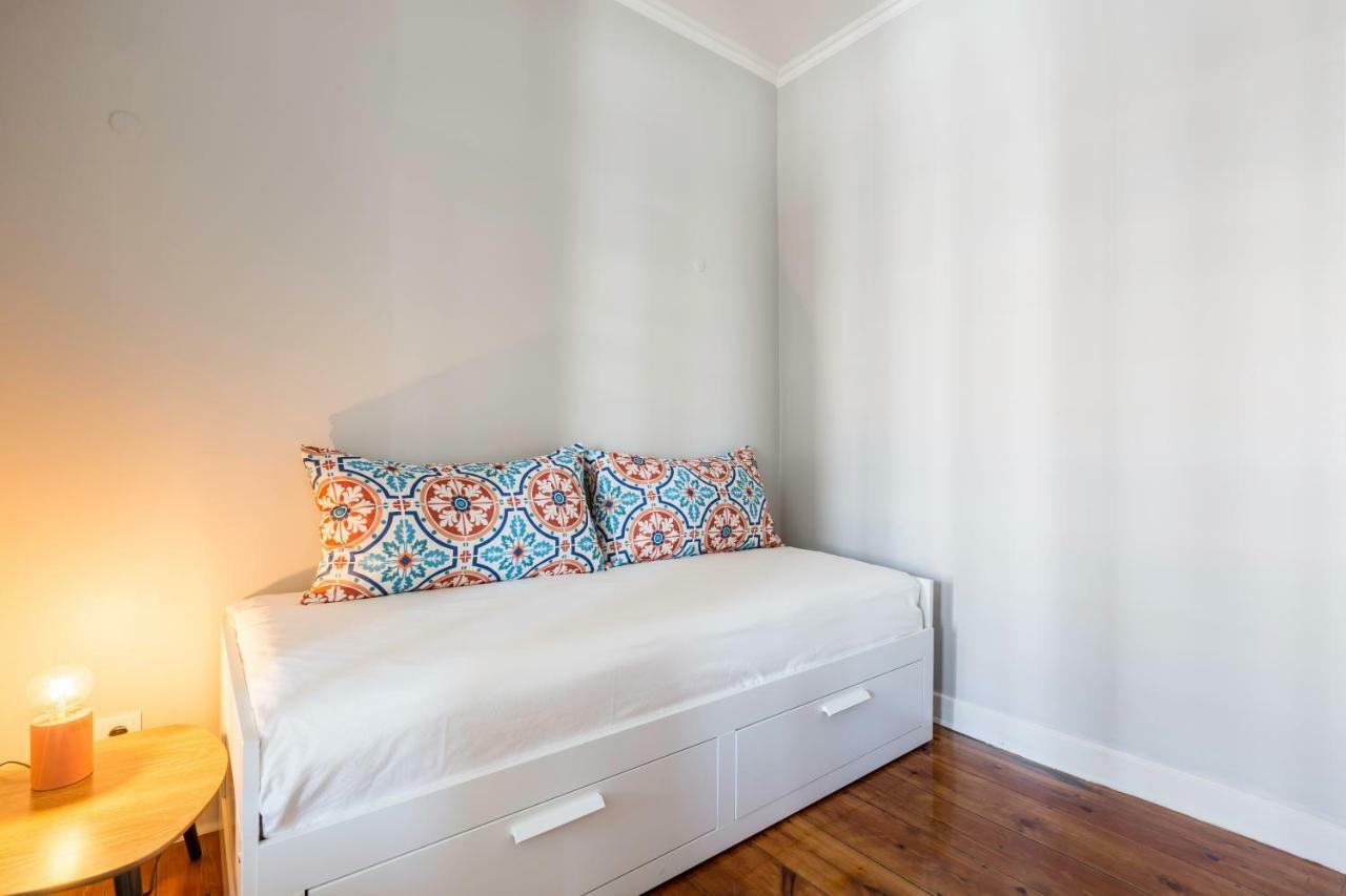 Charming Apartment Rua Da Rosa 33 Lisbon Luaran gambar